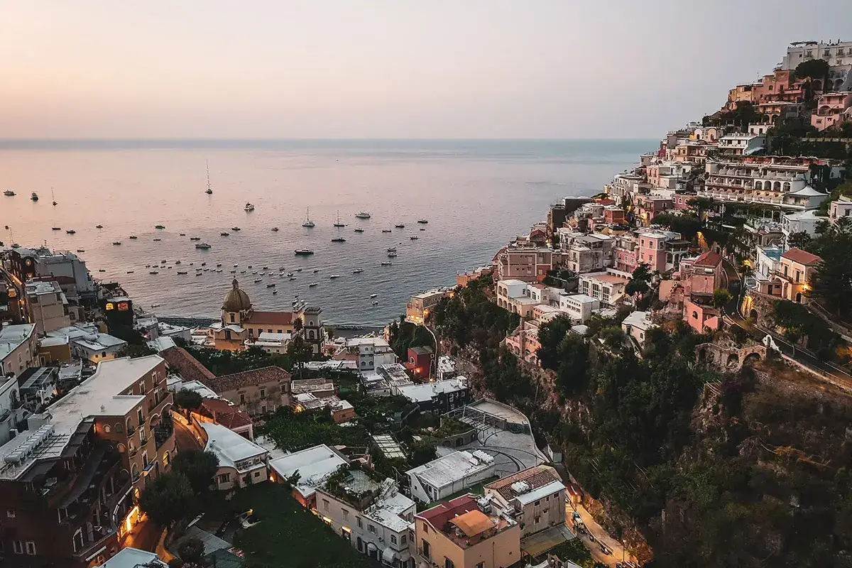 Luna, sospesi tra cielo e mare sulla baia di Positano 