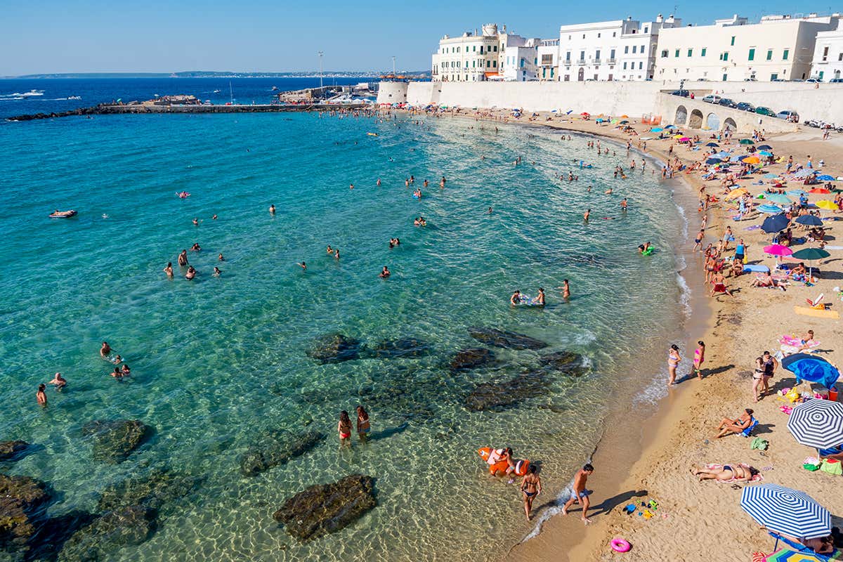 Gallipoli e la sua spiaggia Case vacanza, albergatore aiuta turista beffata: “Venga da noi gratis”