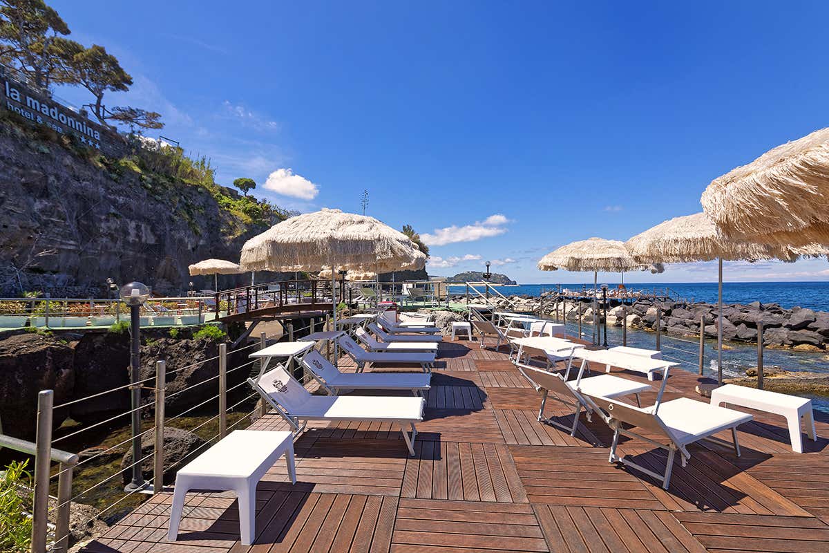 La spiaggia privata In vacanza a Ischia in una baia privata a La Madonnina Boutique Hotel