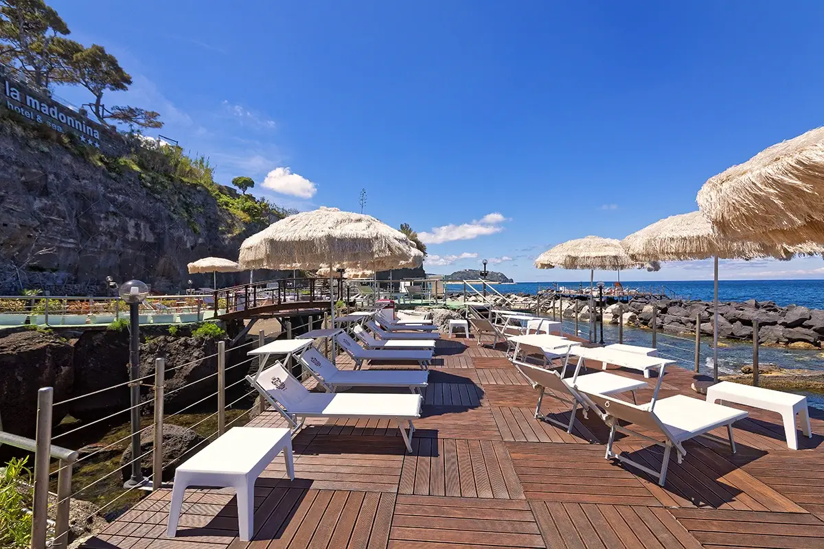 La spiaggia privata In vacanza a Ischia in una baia privata a La Madonnina Boutique Hotel