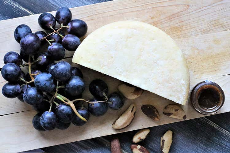 (Spiedini di uva e pecorino con noci del Brasile)