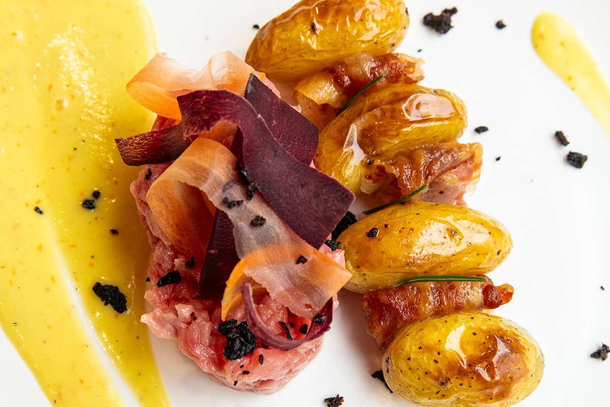 Spiedini di patate Grenaille con magatello al profumo di aglio nero