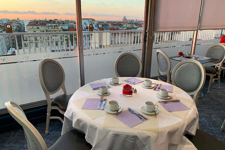 Colazione con vista sulla città - Splendid Hotel Nice Relax in Costa Azzurra Colazione con vista sulla città - Splendid Hotel Nice Relax in Costa Azzurra