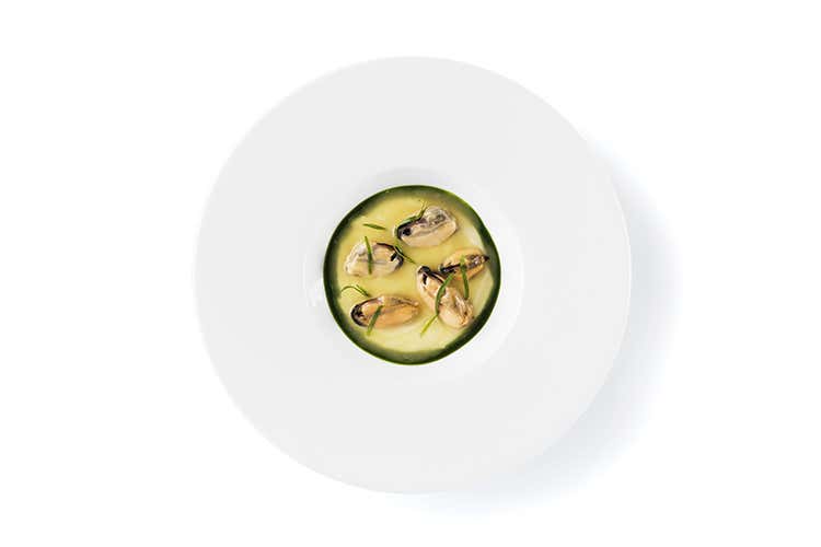 Spugna di mare - Cozze al burro nocciola e aceto su crema di mandorle e dragoncello (Spugna di mare)