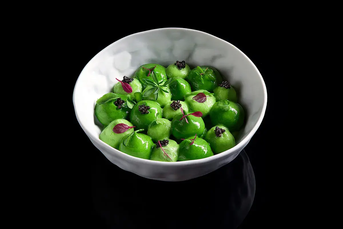 Spume calde e fredde di borragine, piselli e zucchine trombetta con caviale e spugna al basilico (foto: Ioris Premoli) Valorizzare le materie prime dei piatti per combattere le intolleranze