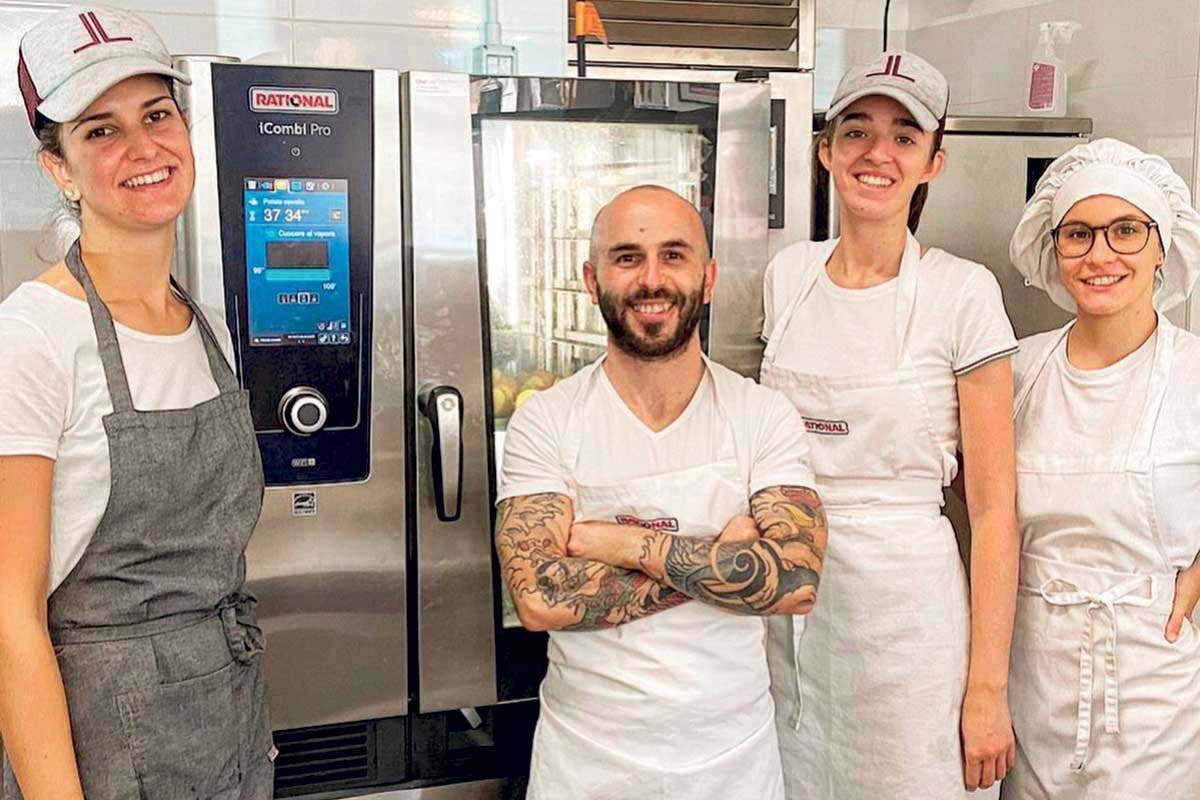 Al centro, Marco Lusso titolare della Pasticceria Luciano di Barge assieme al suo staff Esperienze a confronto per una nuova idea di ristorazione firmata Rational Al centro, Marco Lusso titolare della Pasticceria Luciano di Barge assieme al suo staff Esperienze a confronto per una nuova idea di ristorazione firmata Rational