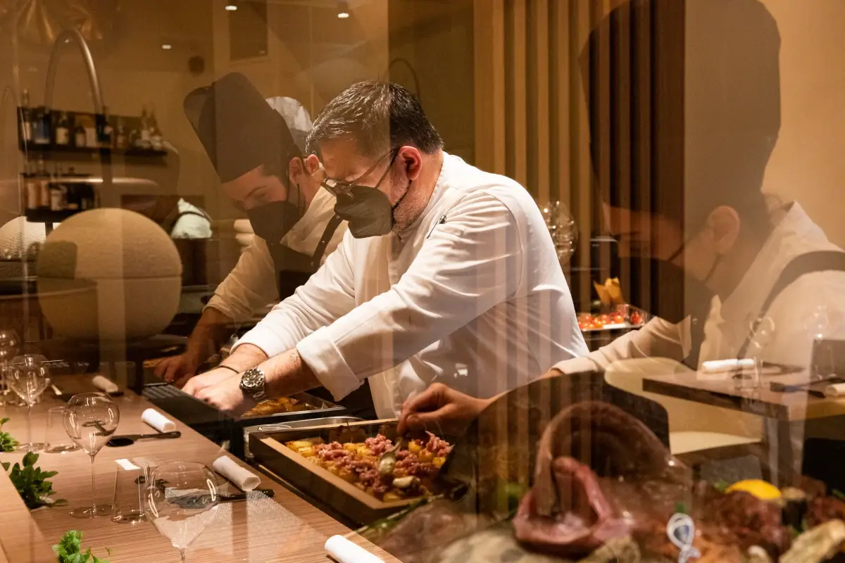 In primo piano lo chef Angelo Sabatell in azione Ristorante Porta De M&auml;: a Monopoli il buono del mare di Puglia