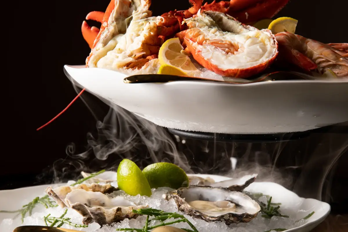 Un piatto di crostacei e di mollschi proposti al Porta De M&auml; Ristorante Porta De M&auml;: a Monopoli il buono del mare di Puglia