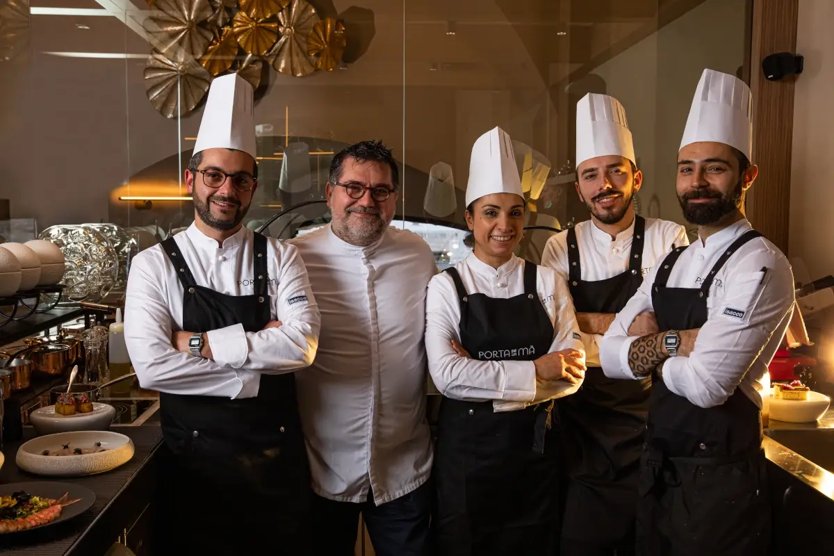 La brigata del Porta De M&auml; al centro lo chef Angelo Sabatelli&nbsp; Ristorante Porta De M&auml;: a Monopoli il buono del mare di Puglia