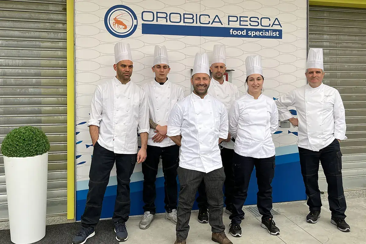 Lo staff di Orobica Pesca con lo chef Francesco Gotti (a destra) Cash and Carry e il cuoco Francesco Gotti: le due leve di qualit&agrave; di Orobica Pesca