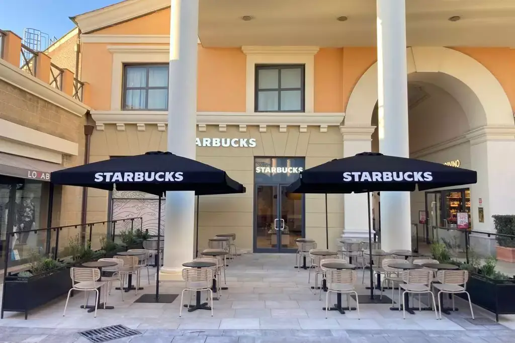 La faccianta del nuovo Starbucks alle porte di Roma Starbucks, primo locale in Lazio
