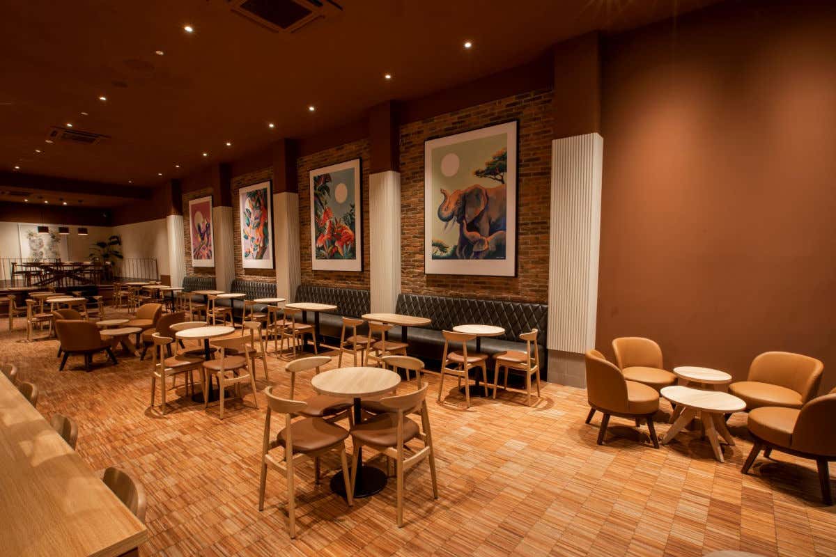 L'interno del nuovo punto vendita Starbucks a Verona 