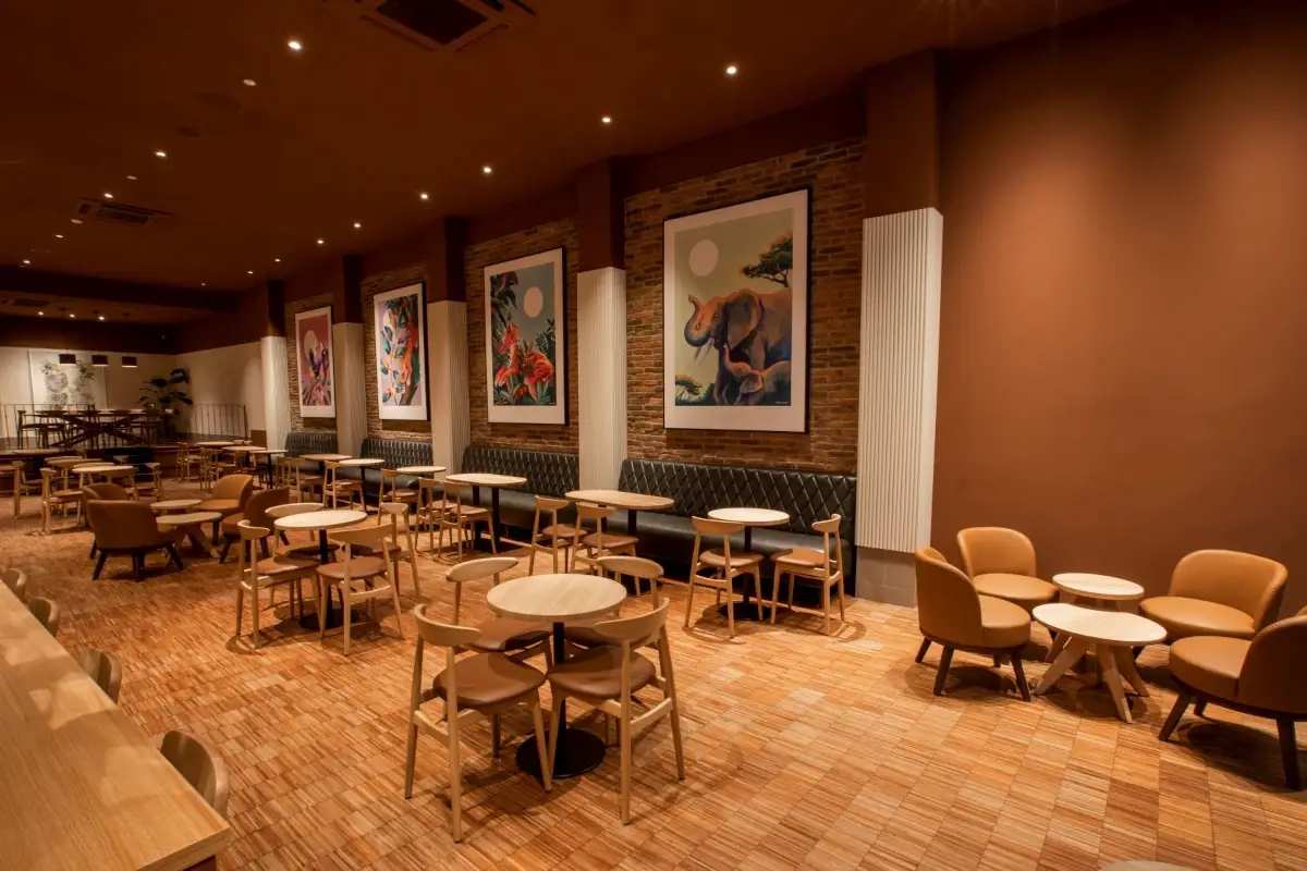 L'interno del nuovo punto vendita Starbucks a Verona 