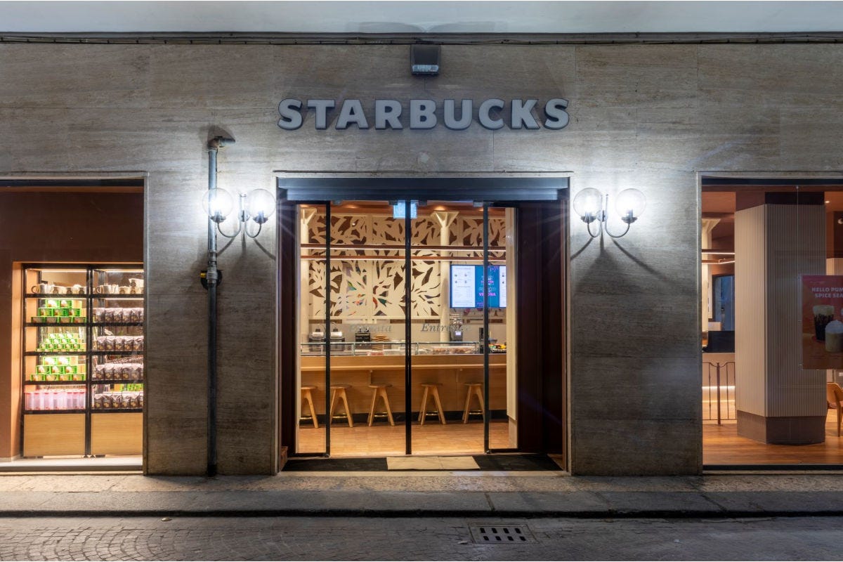 L'esterno del nuovo store Starbucks a Verona 