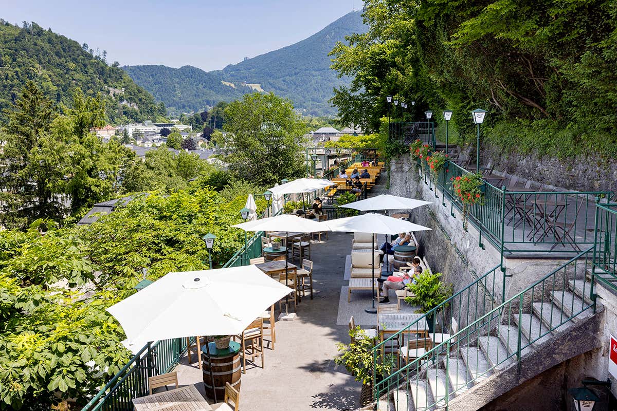 Locale con giardino panoramico sotto la Fortezza di Hohensalzburg, dove birra e cucina tradizionale si gustano con vista sulla città