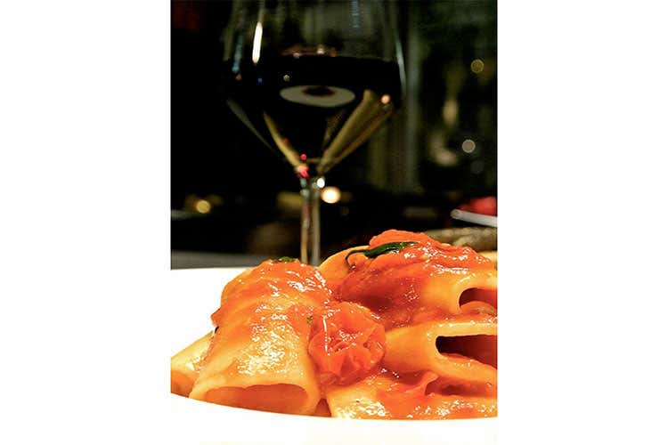 (Stile contemporaneo in cucina e in sala Ma al Santa Bistr&ograve; c'&egrave; anche tradizione)