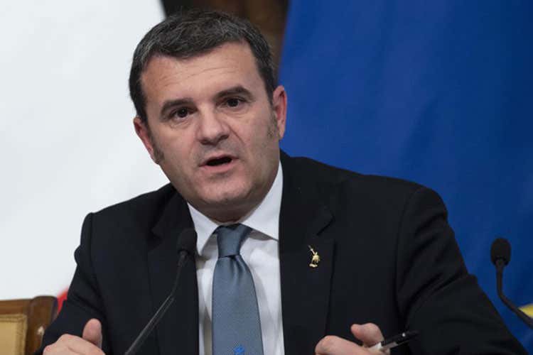 Gian Marco Centinaio (foto: Ansa) - Stop al bagaglio a mano in cabina Scatta il divieto su tutti i voli Gian Marco Centinaio (foto: Ansa) - Stop al bagaglio a mano in cabina Scatta il divieto su tutti i voli