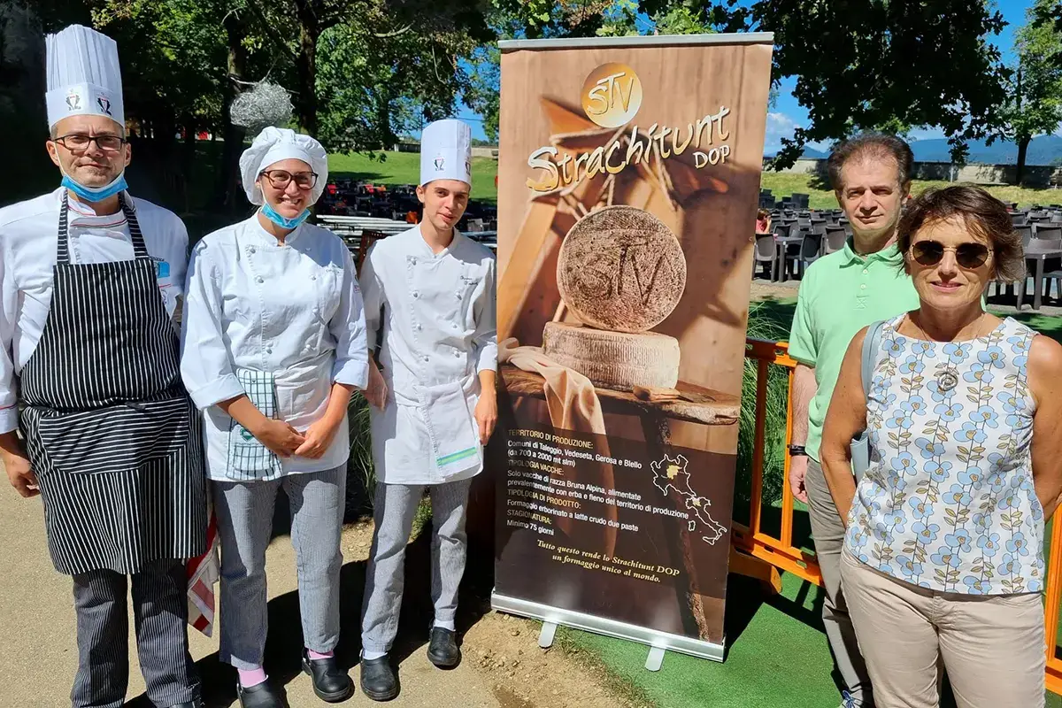 I protagonisti dell'iniziativa Giovani studenti esaltano lo Strachitunt con un menu dai sapori bergamaschi