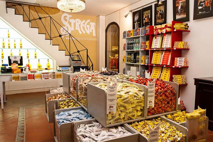 Strega di Benevento, liquori e dolciumi  dall'Unit&agrave; d'Italia ad oggi