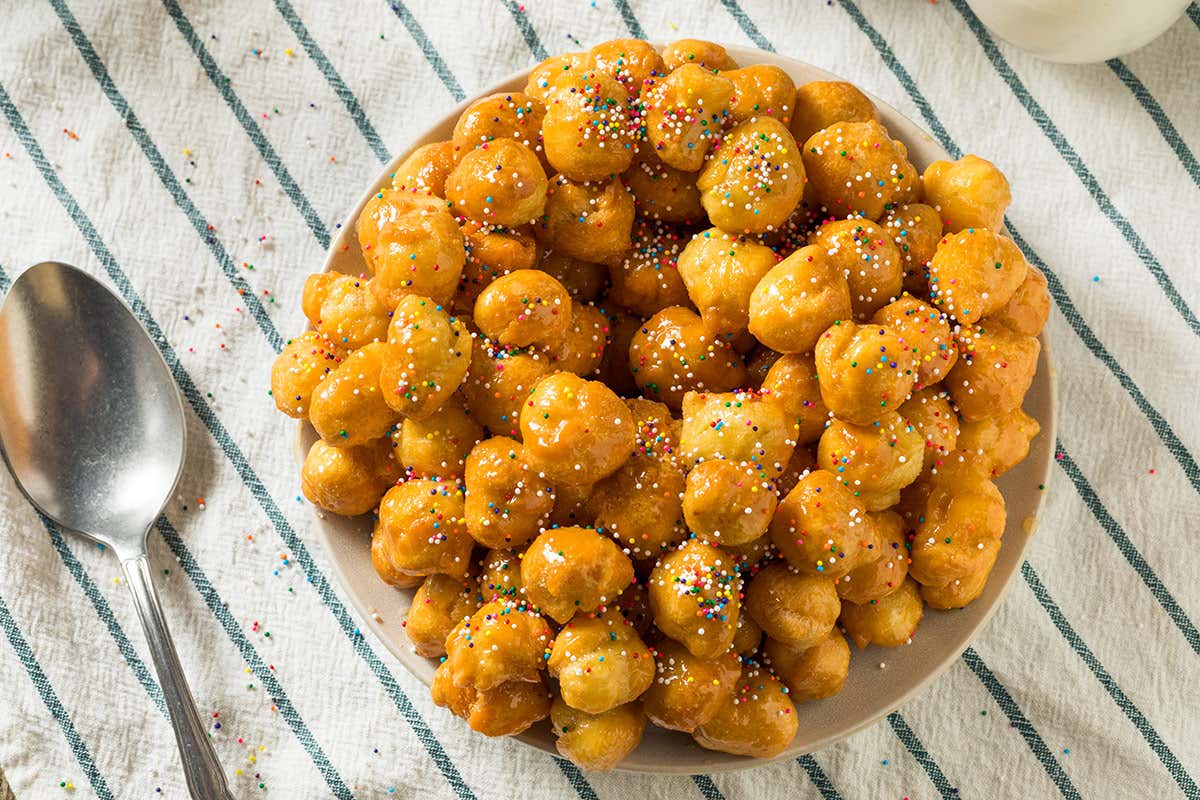 Struffoli campani A Capodanno in tavola i dolci della tradizione: 1 italiano su 4 sceglie quelli regionali