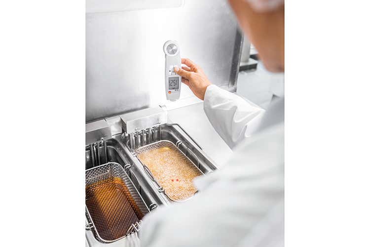 Ispettore addetto al controllo degli oli di cottura con Testo 104-IR (Strumenti di analisi all’avanguardia per gli addetti ai controlli alimentari) Ispettore addetto al controllo degli oli di cottura con Testo 104-IR (Strumenti di analisi all’avanguardia per gli addetti ai controlli alimentari)