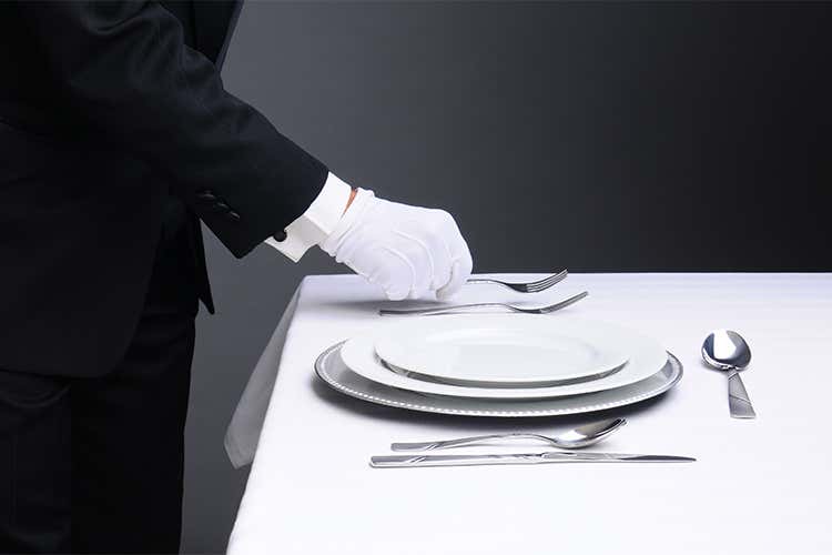 Dalla mise en place al servizio in sala Il lungo iter di un pranzo “esemplare” Dalla mise en place al servizio in sala Il lungo iter di un pranzo “esemplare”