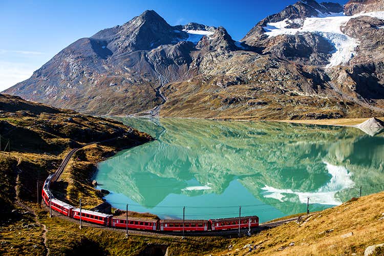 Andata e ritorno Tirano-St.Moritz a bordo del Trenino patrimonio dell'Umanità Unesco (Stupire il partner a San Valentino? Cene e viaggi... a lume di candela)