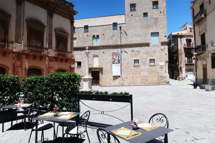 I tavolini all'esterno con vista sulla Gam di Palermo