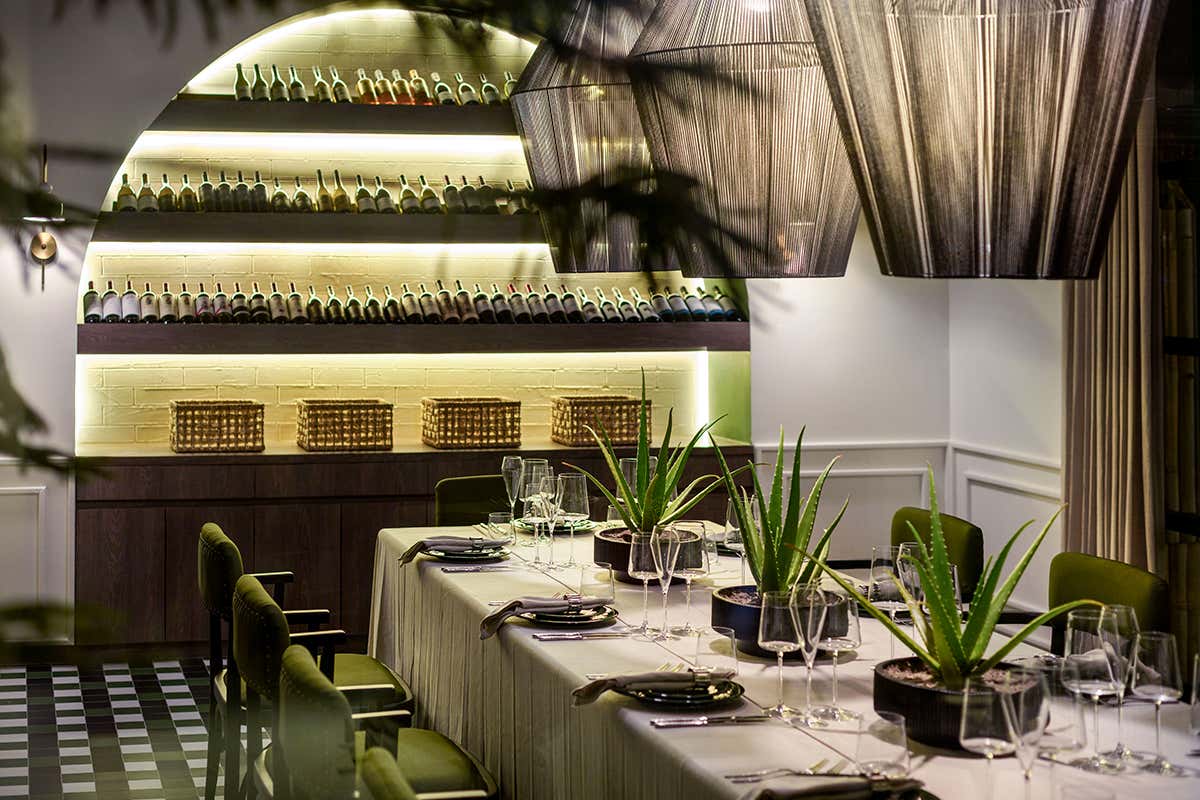 Stile contemporaneo: gli interni del nuovo Ristorante Milano su Dream Island, caratterizzati da dettagli industriali e caldi toni verde oliva