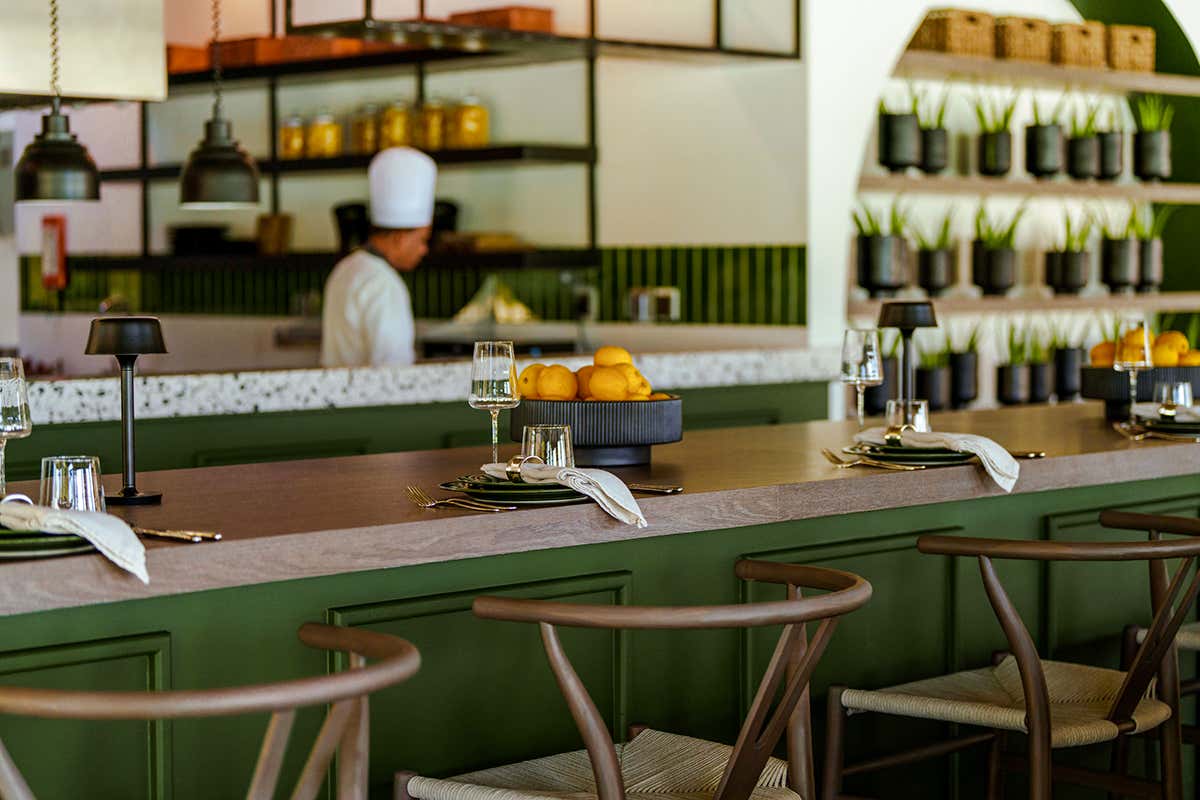 Show cooking d'autore: la grande cucina a vista del Ristorante Milano, cuore pulsante dell'esperienza dove si sfornano pizze artigianali e pasta fresca