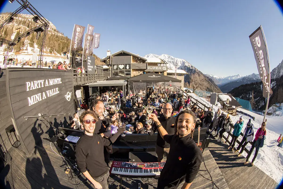 Musica dal vivo al Super G Courmayeur, con Super G e Champagne a porter, l'apr&egrave;s-ski &egrave; tutta un'altra cosa...