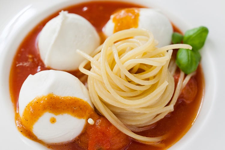 Gli Spaghetti all'italiana della cuoca stellata e socia Euro-Toques Rosanna Marziale - Super-consorzio, la Mozzarella Dop fa squadra con la Pasta di Gragnano