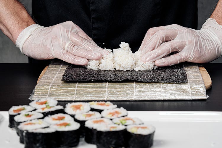 Il riso-sushi può sviluppare un batterio patogeno chiamato Bacillus cereus (Sushi e salute, quali rischi? Anche il riso può far danni)