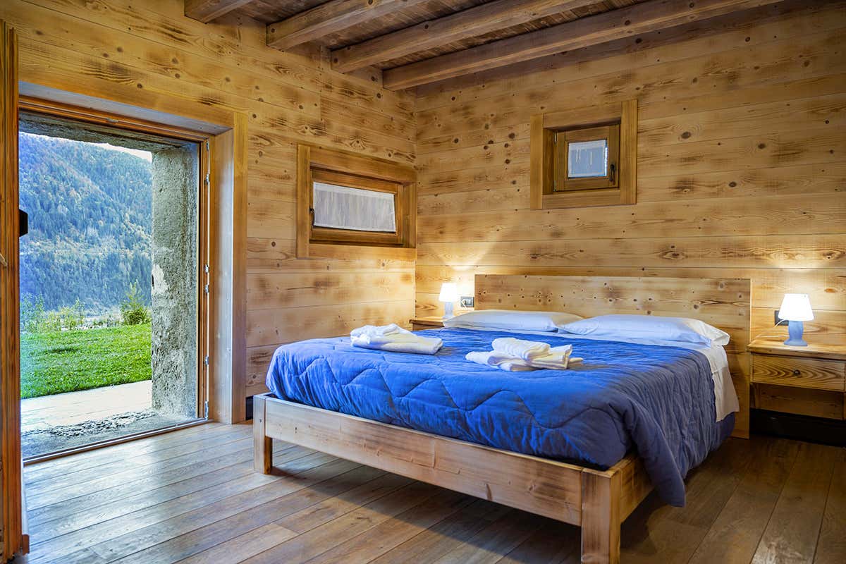 In Carnia, il borgo che racconta le tradizioni di un popolo attraverso il legno