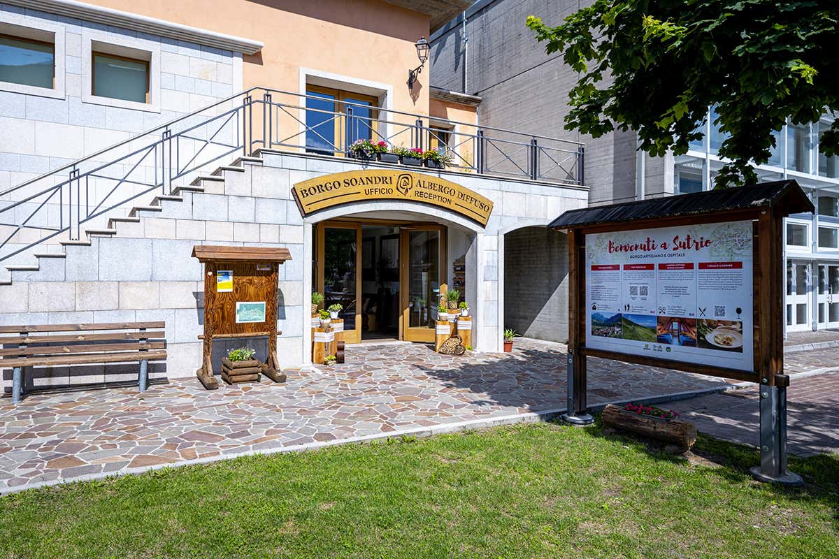 In Carnia, il borgo che racconta le tradizioni di un popolo attraverso il legno