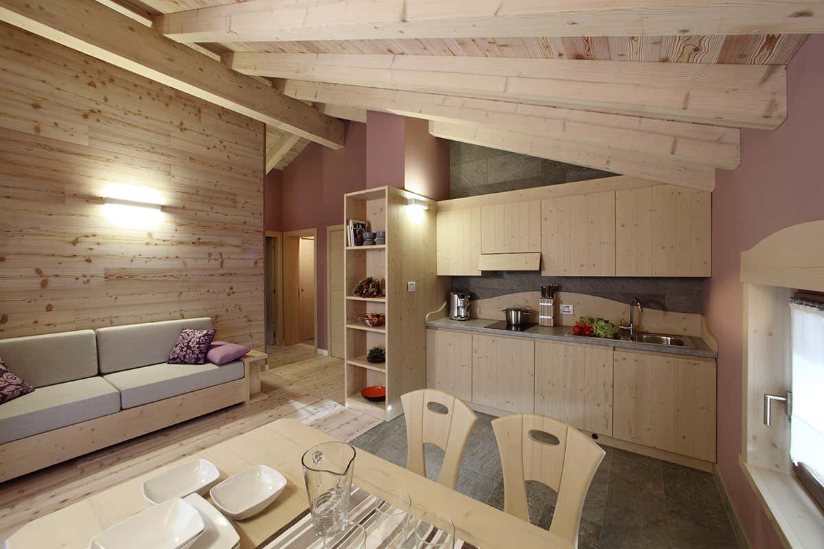 In Carnia, il borgo che racconta le tradizioni di un popolo attraverso il legno