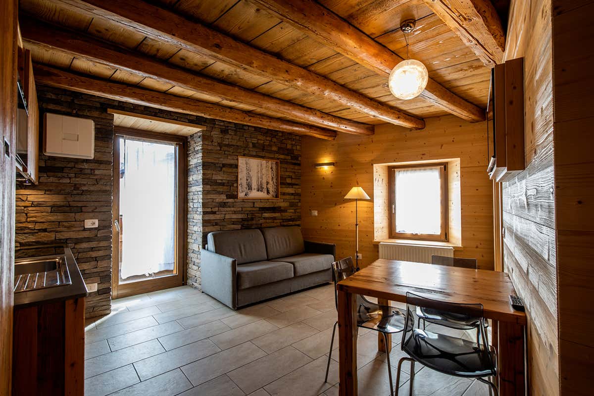 In Carnia, il borgo che racconta le tradizioni di un popolo attraverso il legno