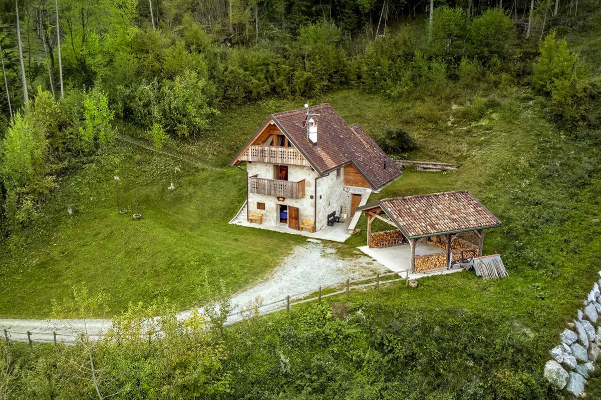 In Carnia, il borgo che racconta le tradizioni di un popolo attraverso il legno