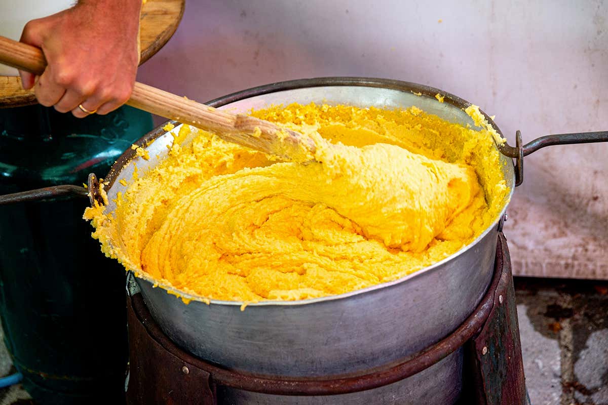 In Carnia, il borgo che racconta le tradizioni di un popolo attraverso il legno In Carnia, il borgo che racconta le tradizioni di un popolo attraverso il legno