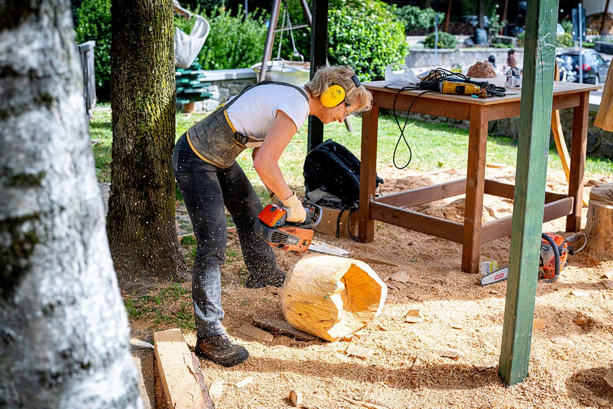 In Carnia, il borgo che racconta le tradizioni di un popolo attraverso il legno