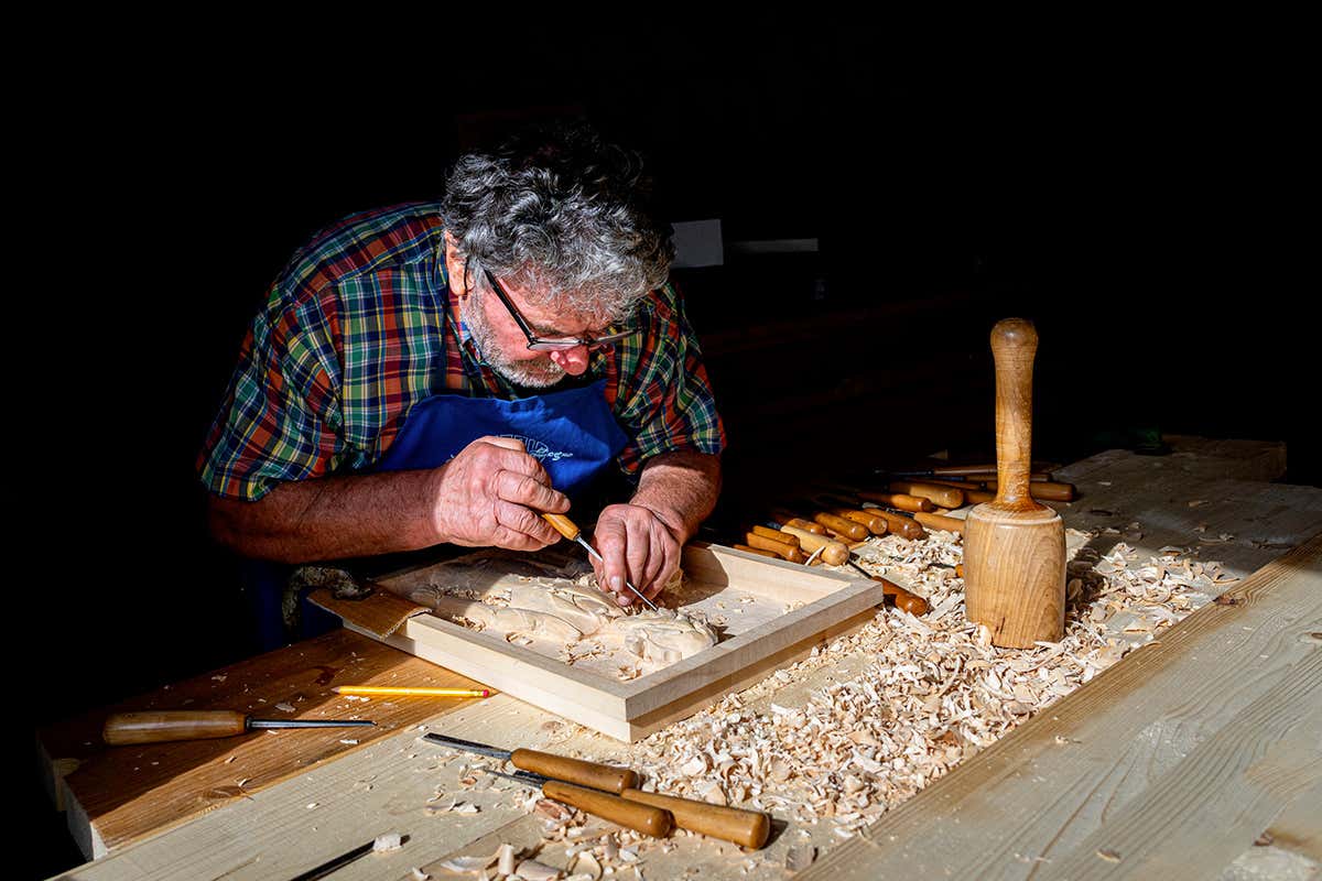 In Carnia, il borgo che racconta le tradizioni di un popolo attraverso il legno