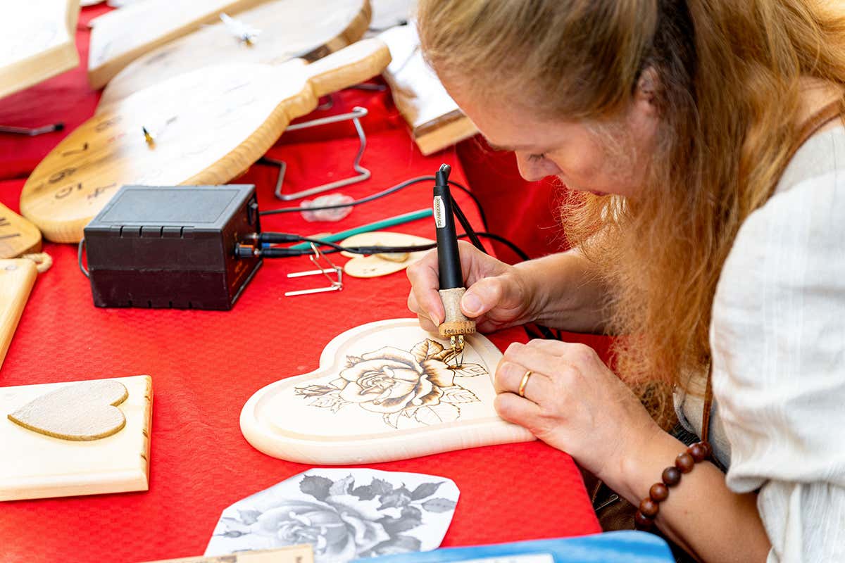 In Carnia, il borgo che racconta le tradizioni di un popolo attraverso il legno