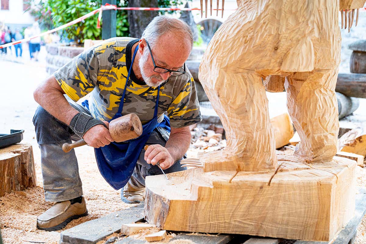 In Carnia, il borgo che racconta le tradizioni di un popolo attraverso il legno