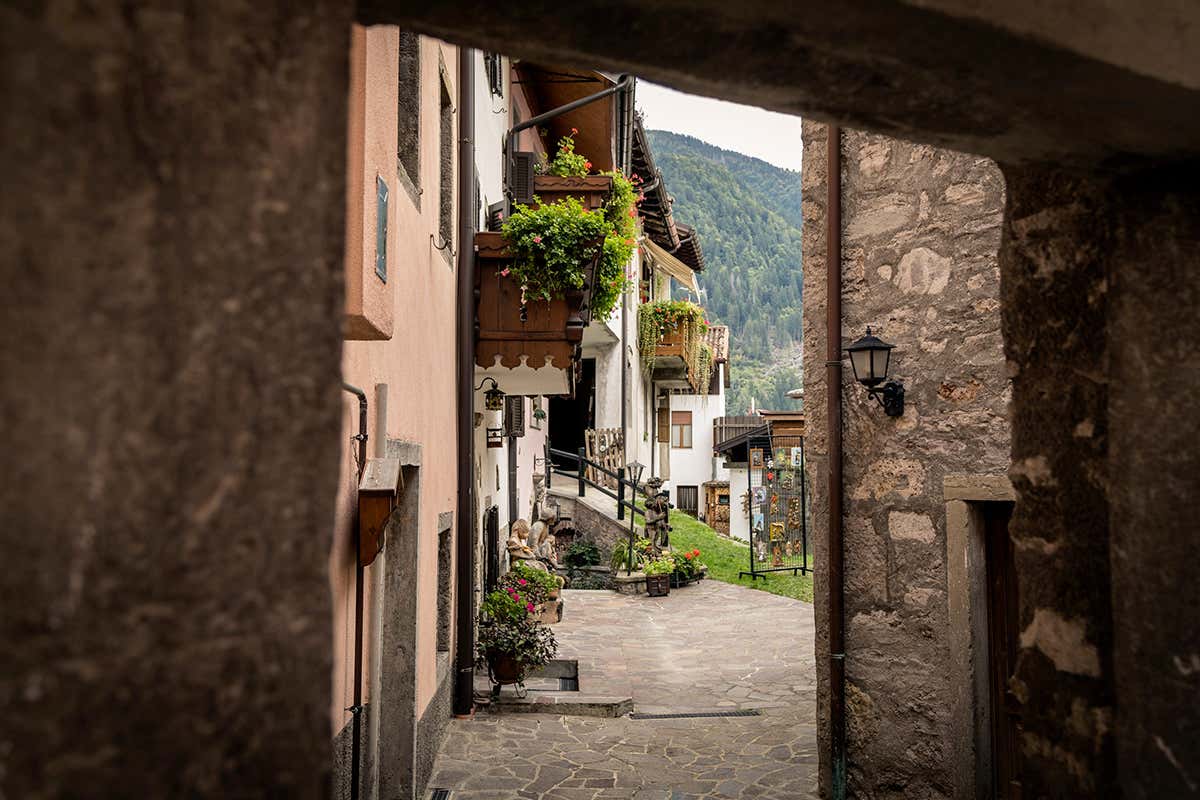 In Carnia, il borgo che racconta le tradizioni di un popolo attraverso il legno