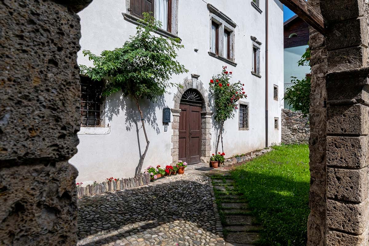 In Carnia, il borgo che racconta le tradizioni di un popolo attraverso il legno