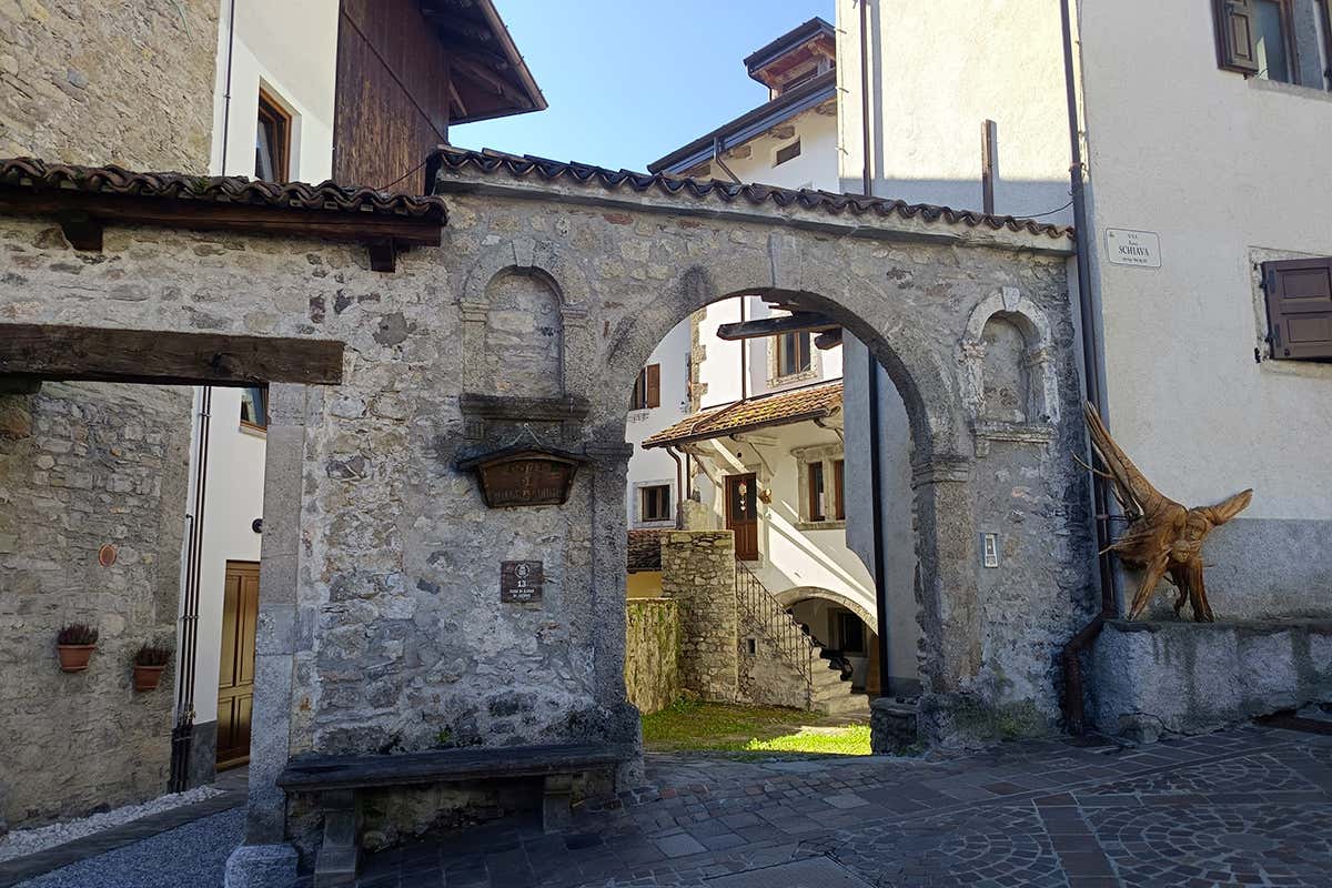 In Carnia, il borgo che racconta le tradizioni di un popolo attraverso il legno