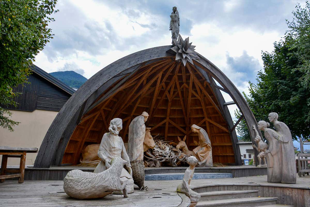 In Carnia, il borgo che racconta le tradizioni di un popolo attraverso il legno In Carnia, il borgo che racconta le tradizioni di un popolo attraverso il legno