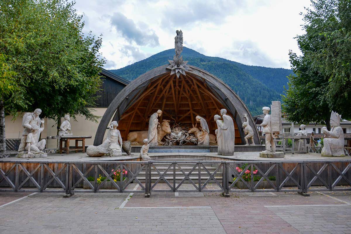 In Carnia, il borgo che racconta le tradizioni di un popolo attraverso il legno In Carnia, il borgo che racconta le tradizioni di un popolo attraverso il legno