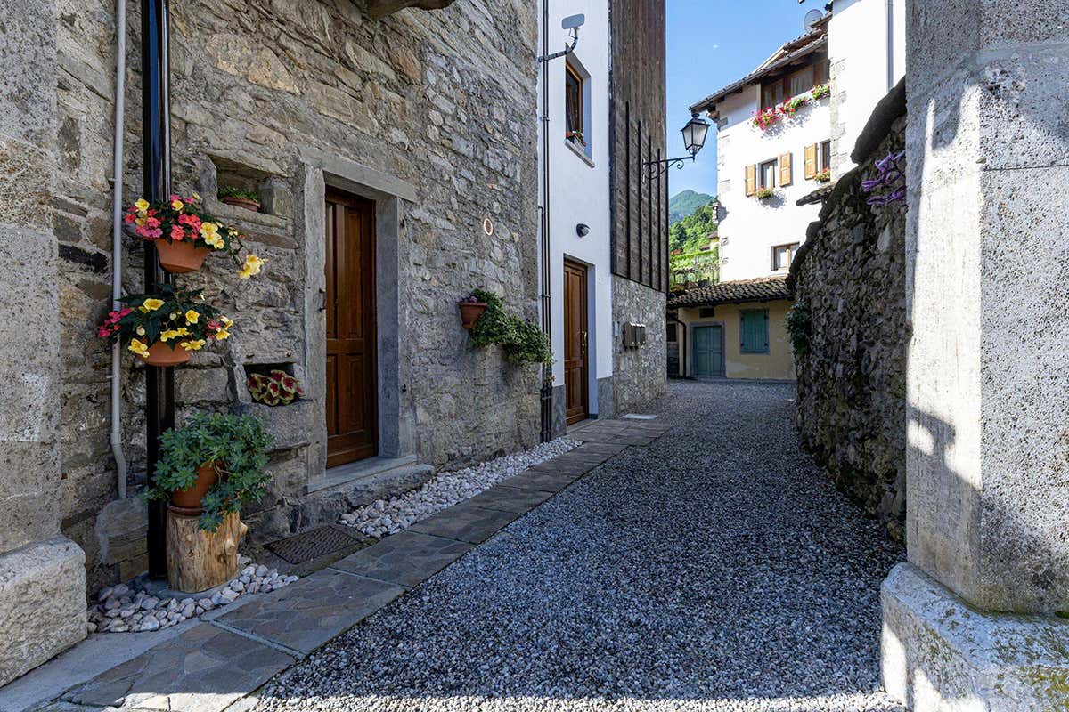 In Carnia, il borgo che racconta le tradizioni di un popolo attraverso il legno