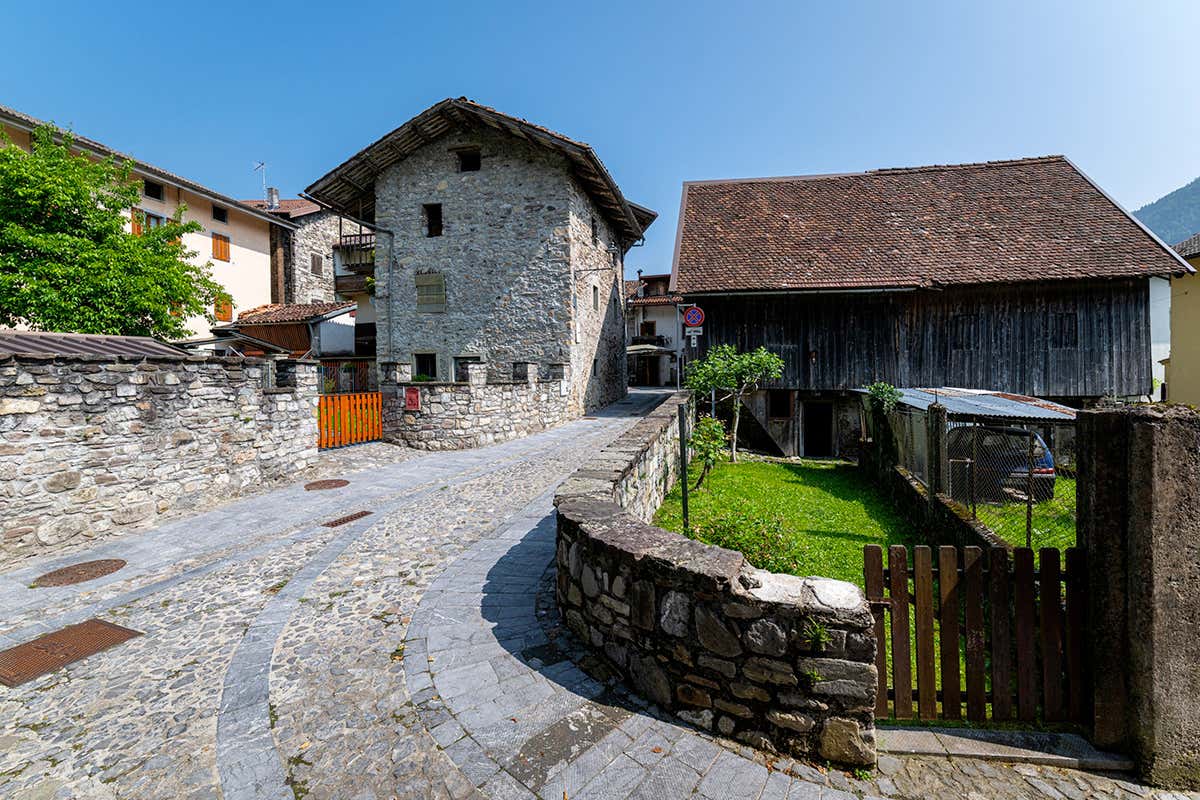 In Carnia, il borgo che racconta le tradizioni di un popolo attraverso il legno